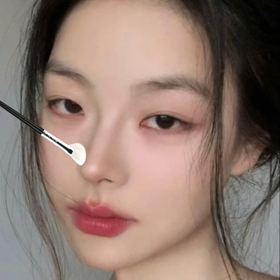 Cọ Đánh Khối Mũi Dạng Quạt Cọ Highlight Che Khuyết Điểm Mũi MAGA Fan Shaped Nose Contour (Đen) MA40